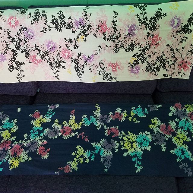 今日の一枚てか二枚は和布華の小花(上)と注染工房さんの小花(下) 同じ型紙でも染め方で全然印象変わりますね。オーペンしてます!